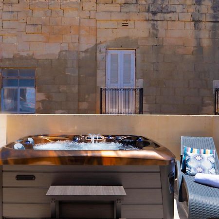 Exquisite 3-Bedroom Duplex Penthouse With Jacuzzi In Valletta Centre Bagian luar foto