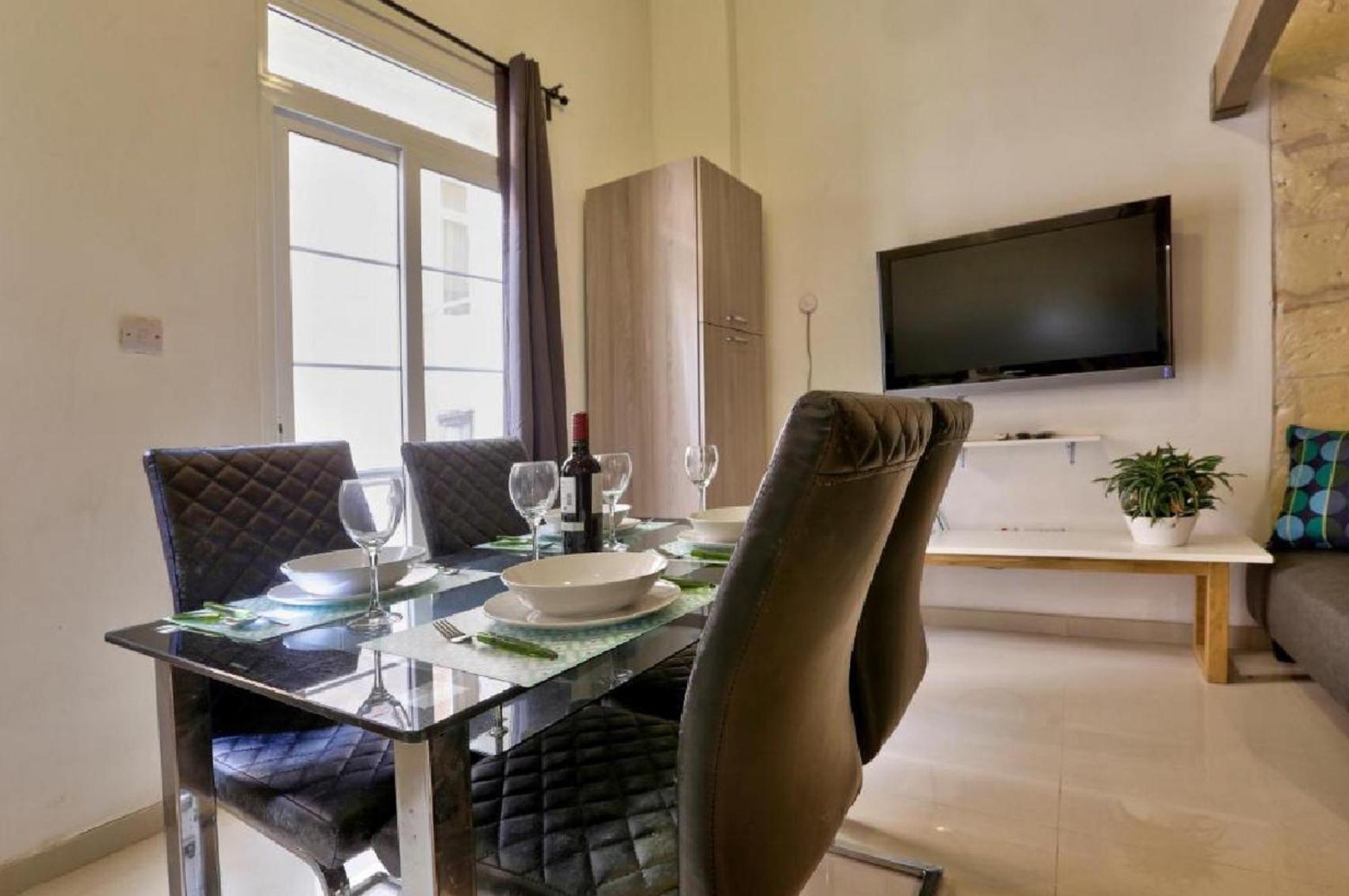 Exquisite 3-Bedroom Duplex Penthouse With Jacuzzi In Valletta Centre Bagian luar foto
