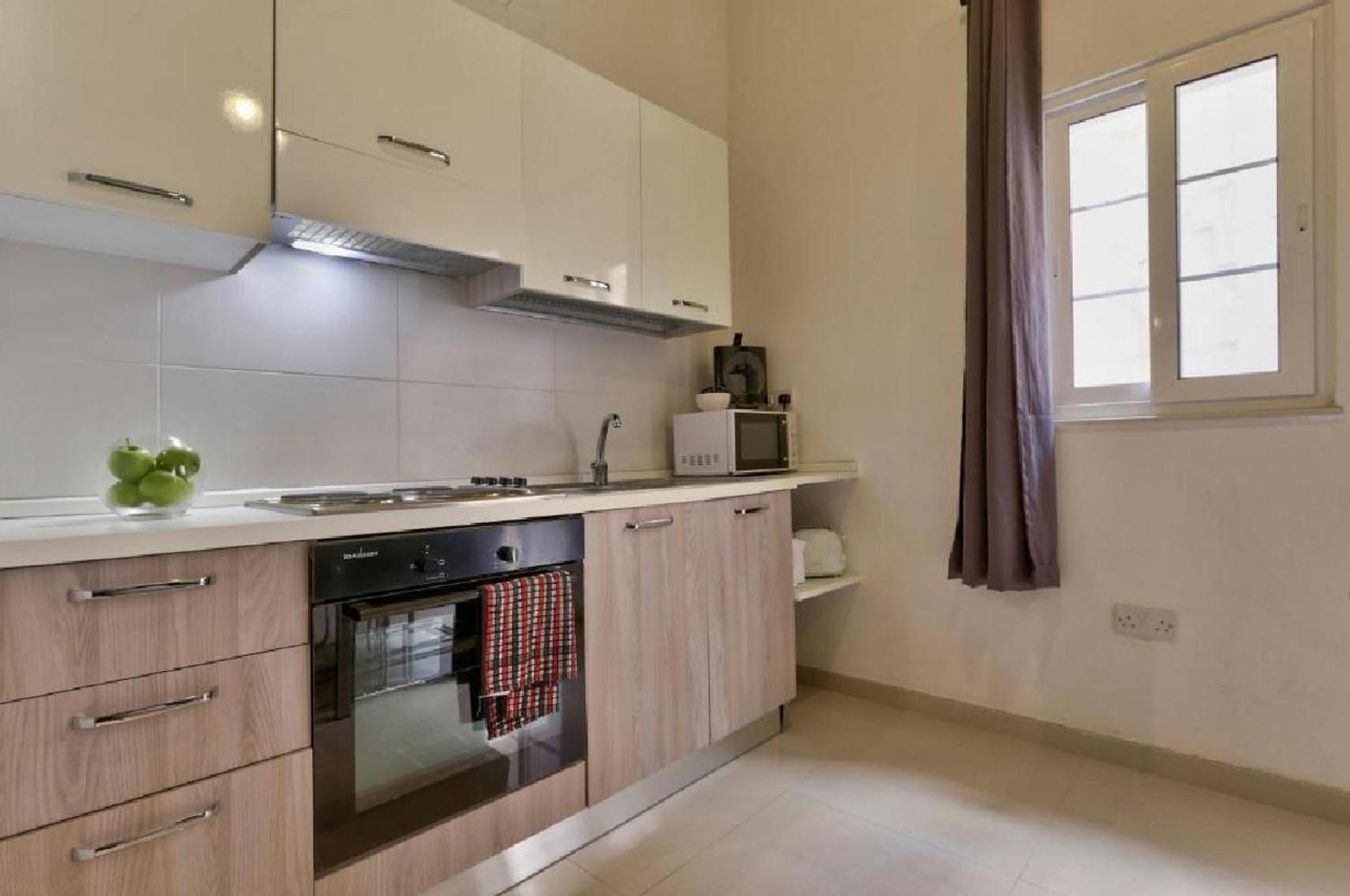 Exquisite 3-Bedroom Duplex Penthouse With Jacuzzi In Valletta Centre Bagian luar foto