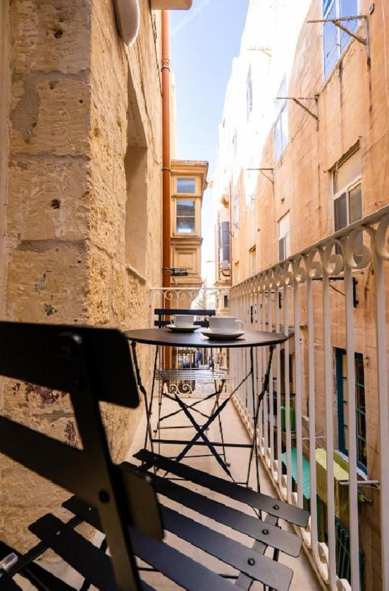 Exquisite 3-Bedroom Duplex Penthouse With Jacuzzi In Valletta Centre Bagian luar foto