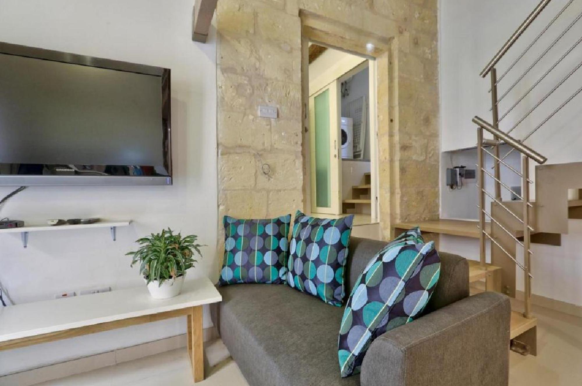 Exquisite 3-Bedroom Duplex Penthouse With Jacuzzi In Valletta Centre Bagian luar foto