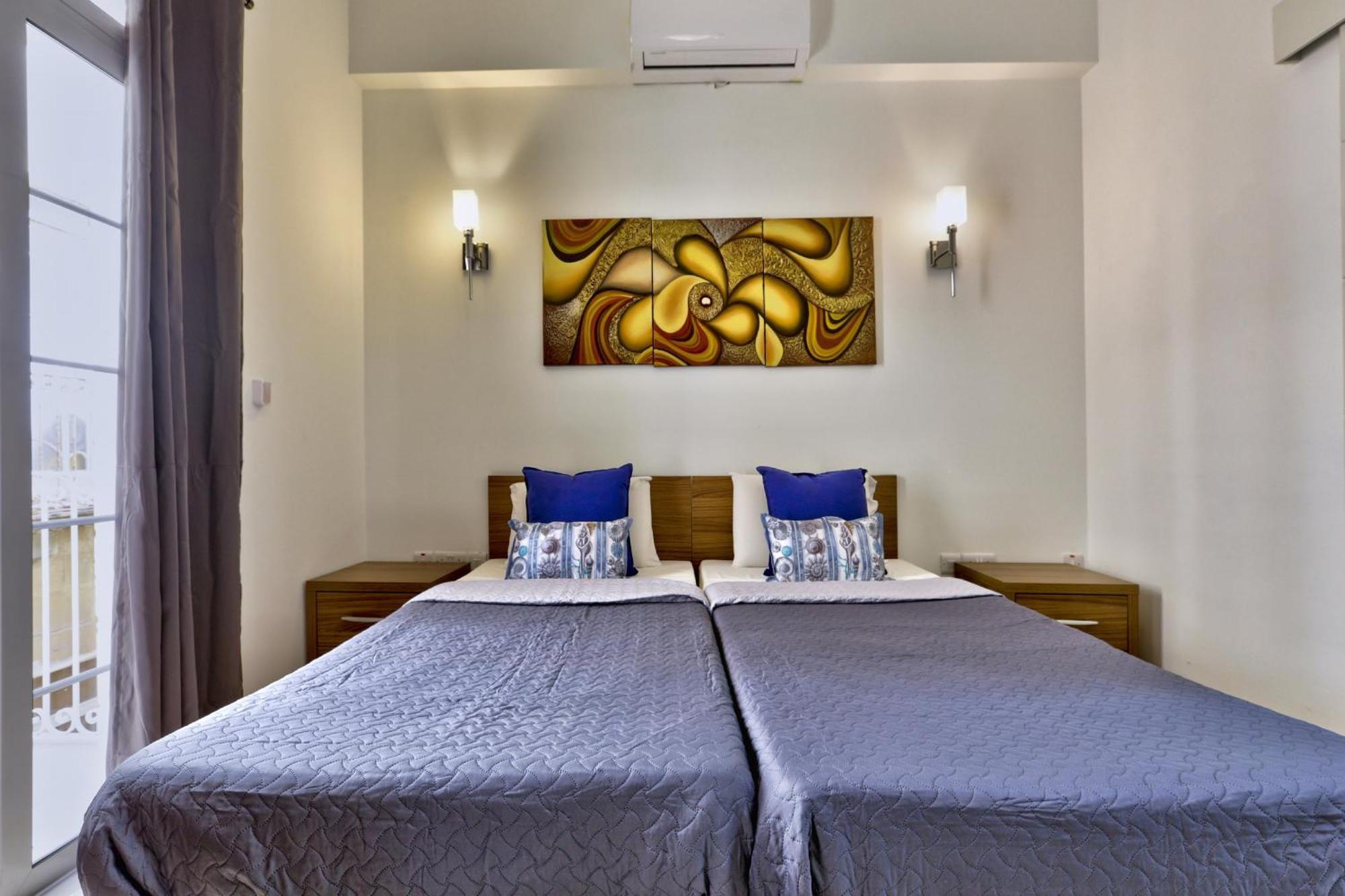 Exquisite 3-Bedroom Duplex Penthouse With Jacuzzi In Valletta Centre Bagian luar foto