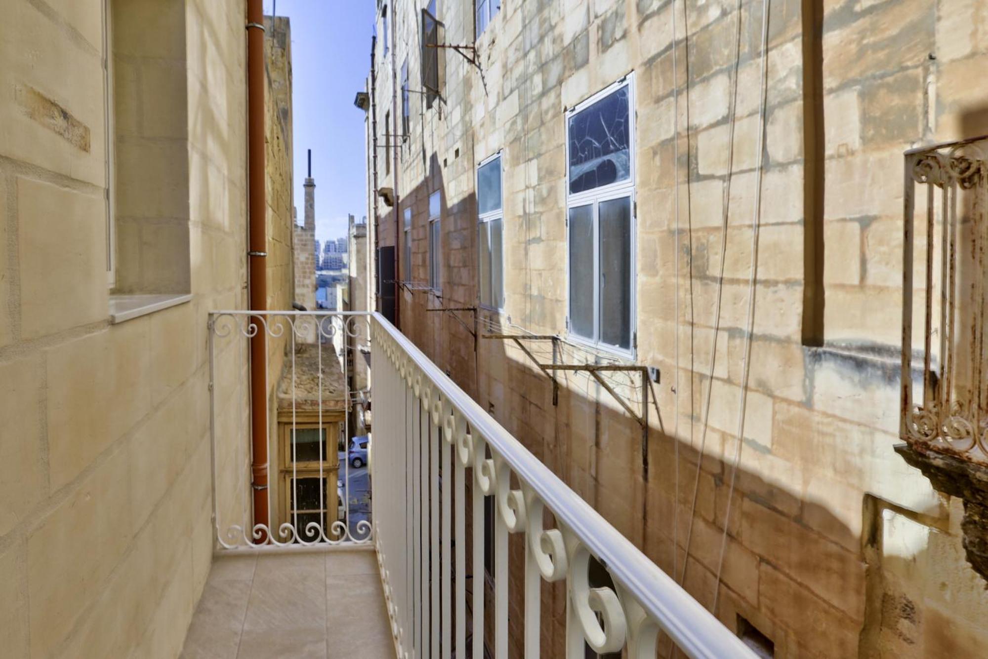 Exquisite 3-Bedroom Duplex Penthouse With Jacuzzi In Valletta Centre Bagian luar foto