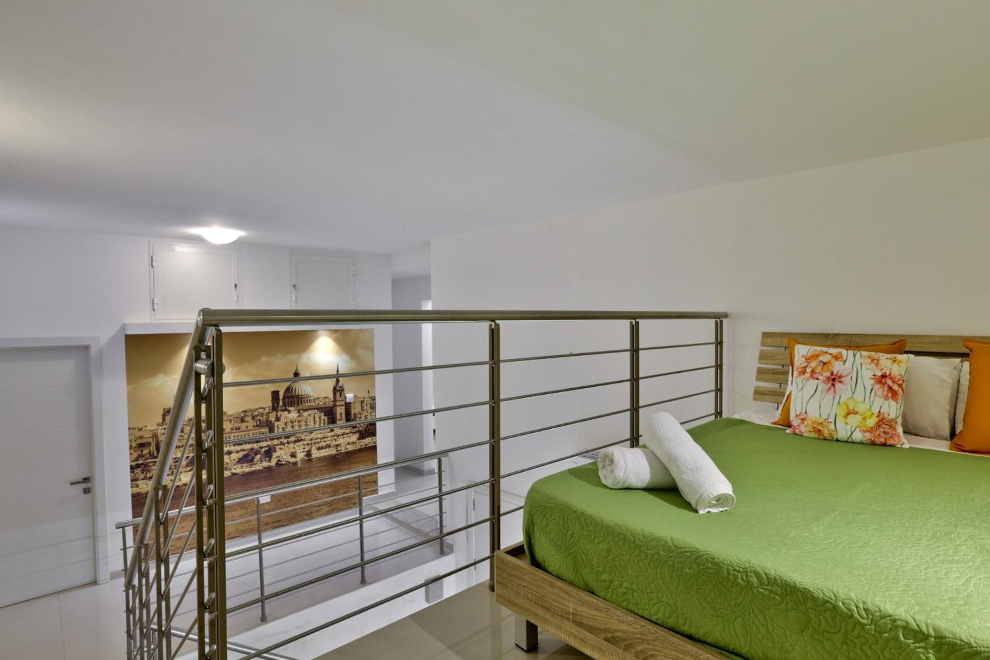 Exquisite 3-Bedroom Duplex Penthouse With Jacuzzi In Valletta Centre Bagian luar foto