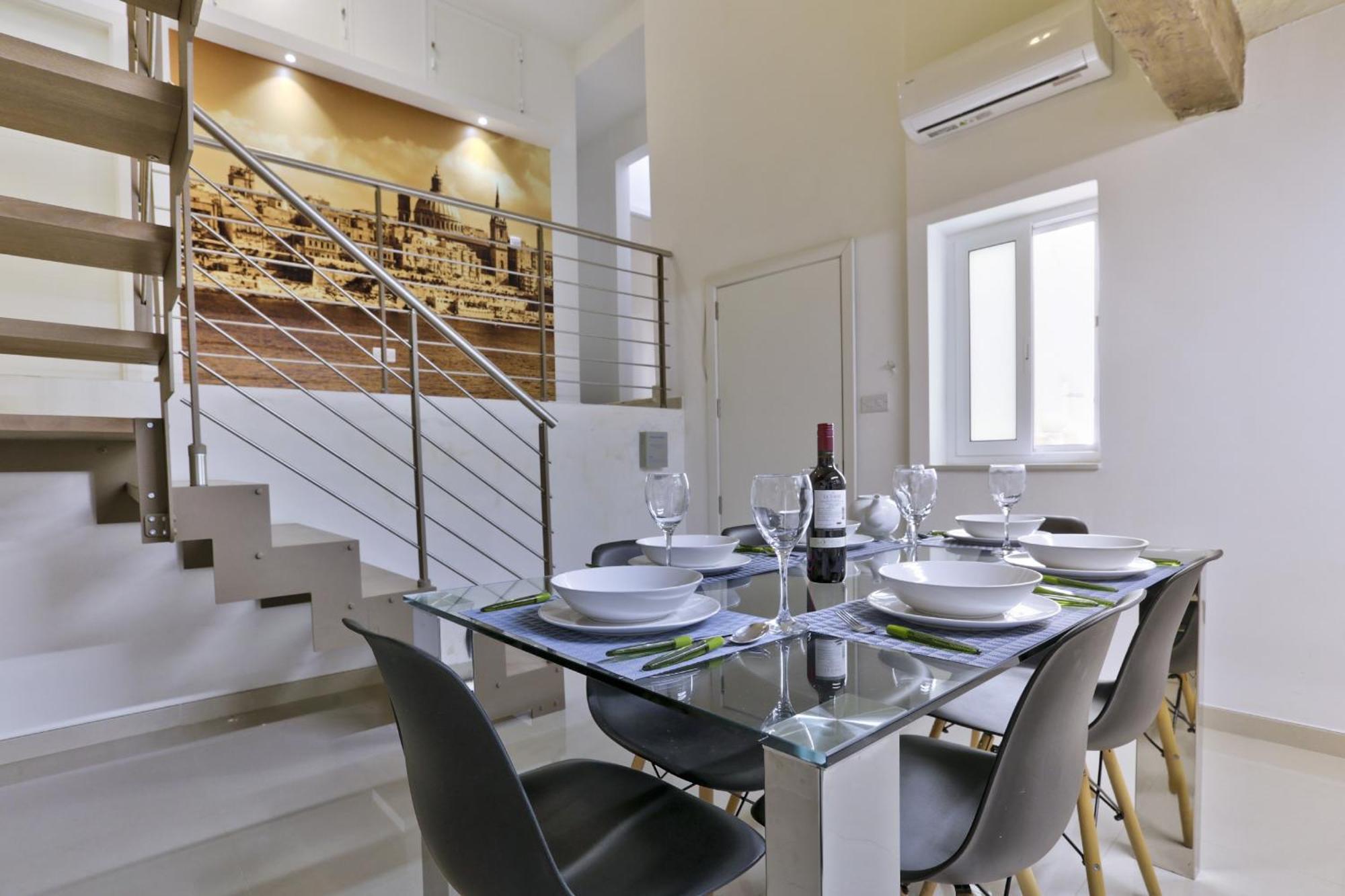 Exquisite 3-Bedroom Duplex Penthouse With Jacuzzi In Valletta Centre Bagian luar foto