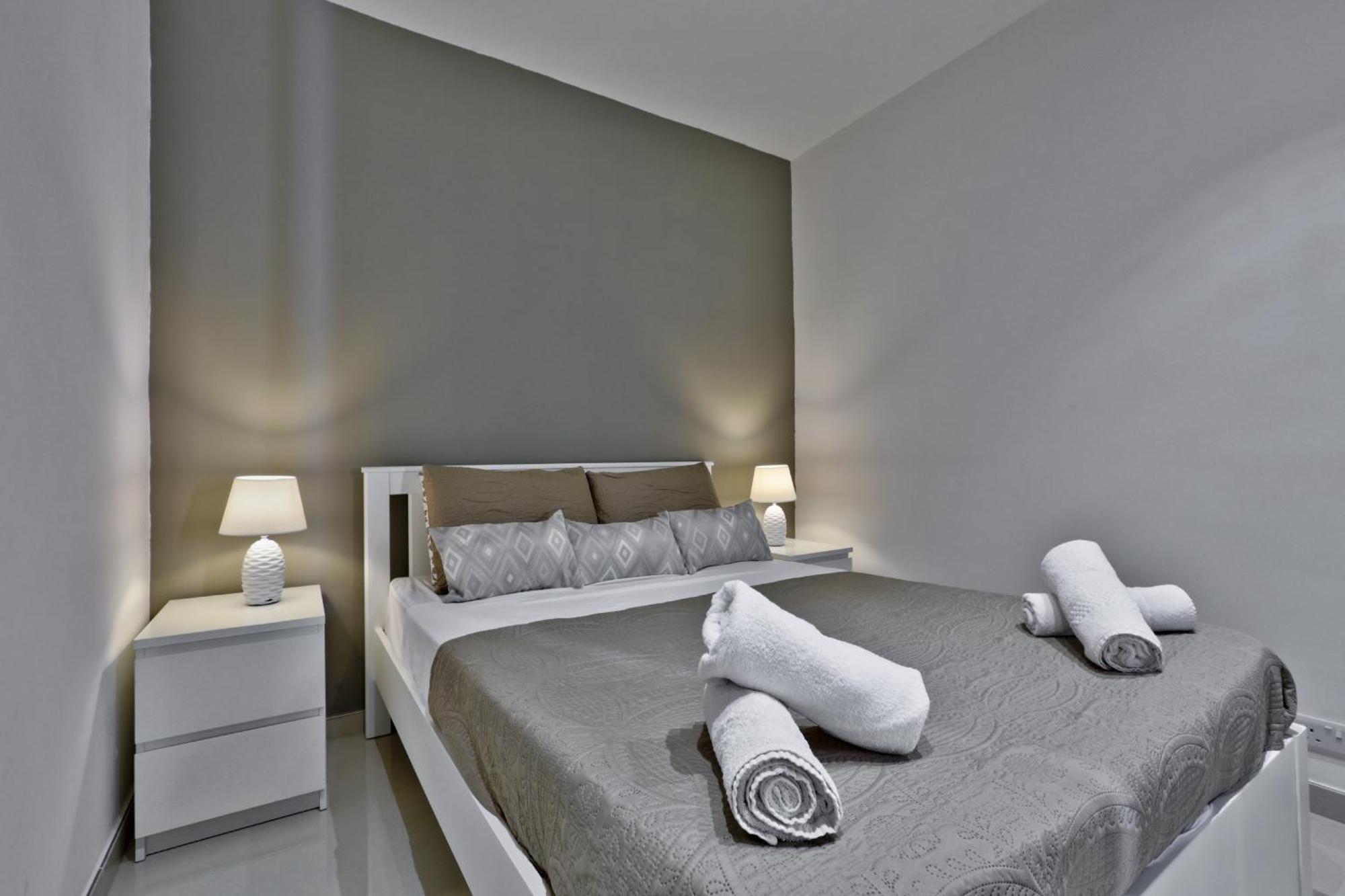 Exquisite 3-Bedroom Duplex Penthouse With Jacuzzi In Valletta Centre Bagian luar foto