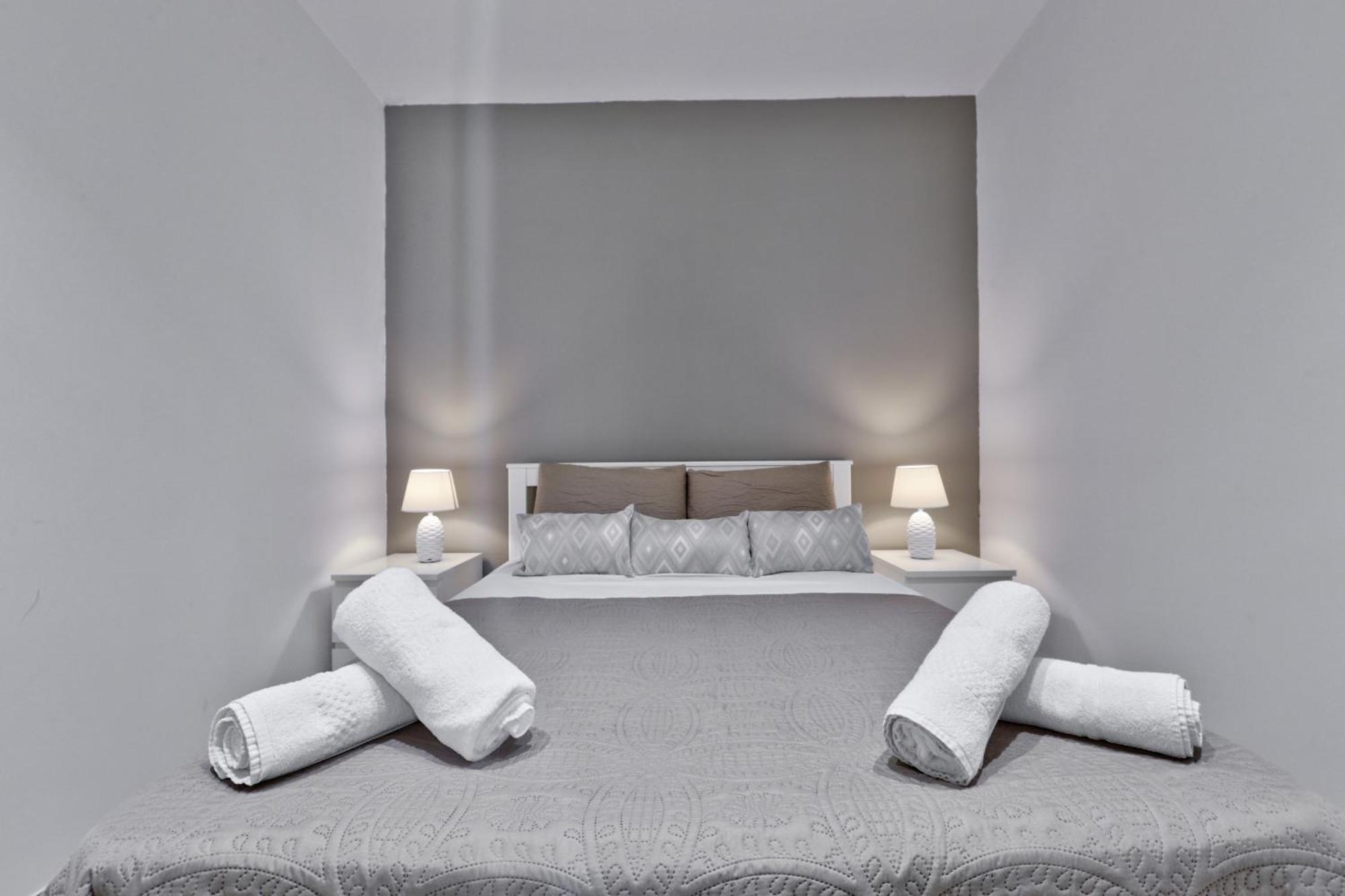 Exquisite 3-Bedroom Duplex Penthouse With Jacuzzi In Valletta Centre Bagian luar foto