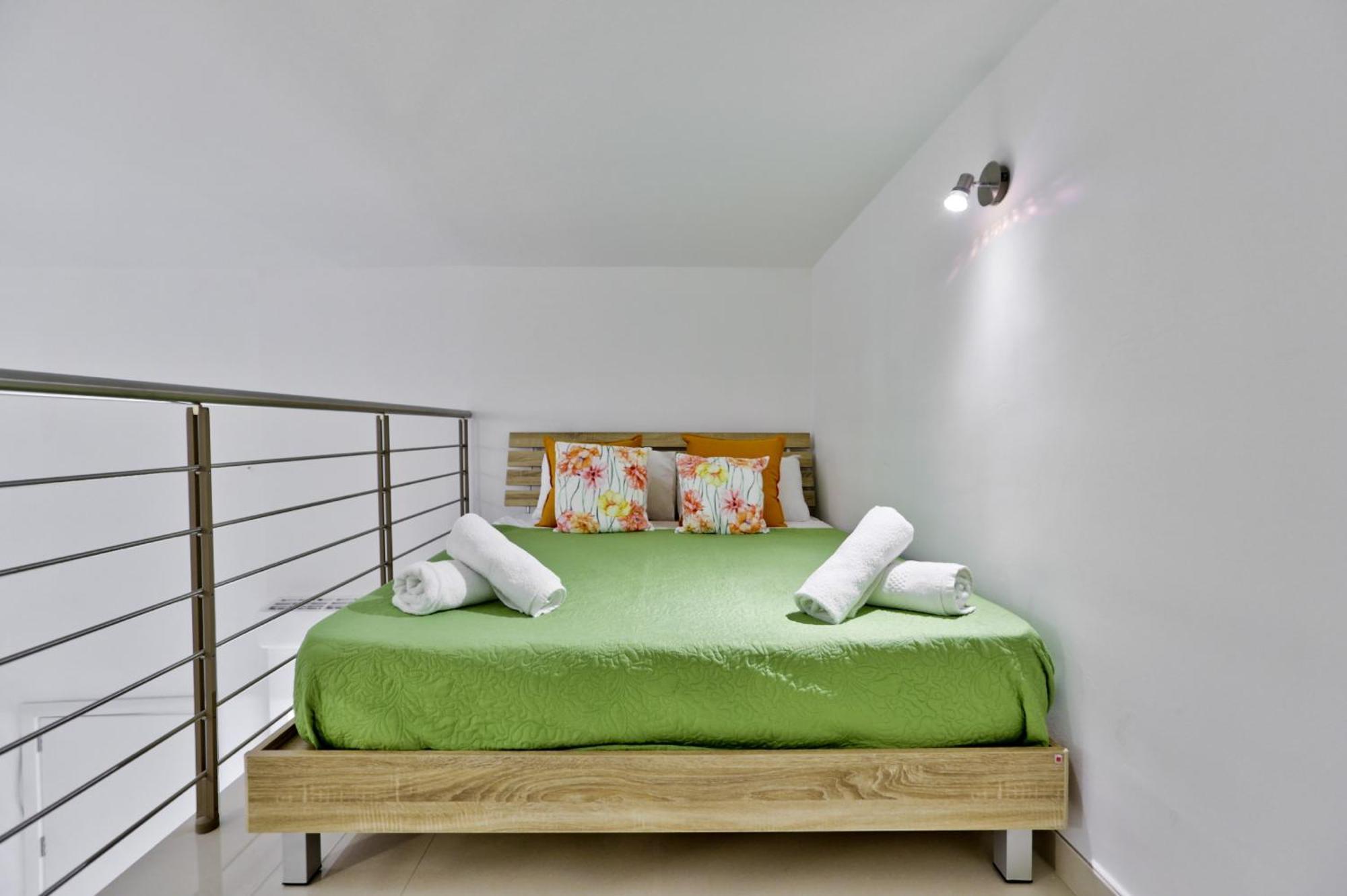 Exquisite 3-Bedroom Duplex Penthouse With Jacuzzi In Valletta Centre Bagian luar foto