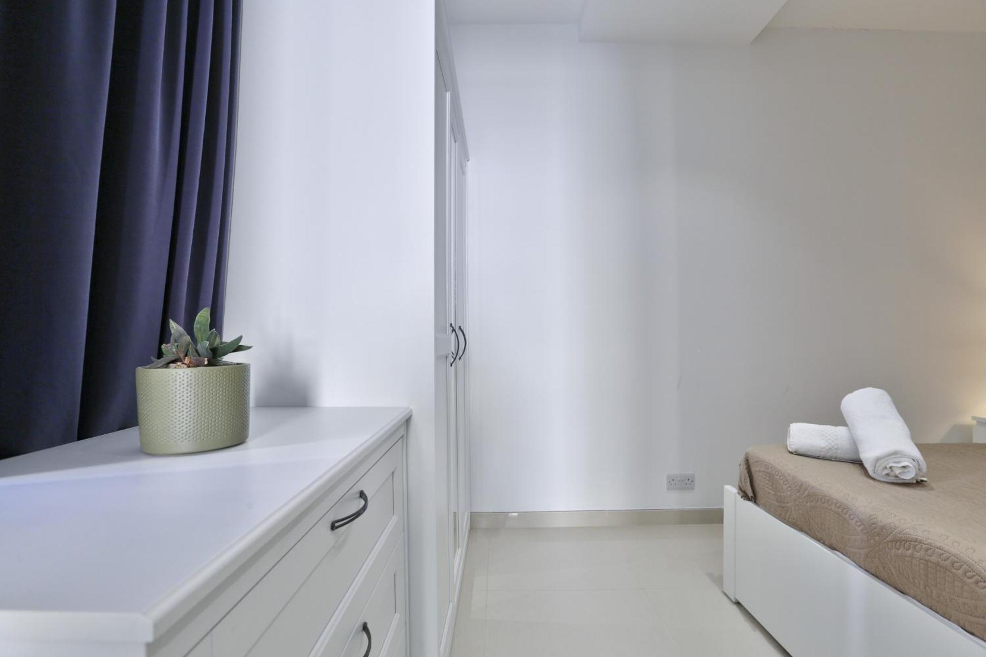 Exquisite 3-Bedroom Duplex Penthouse With Jacuzzi In Valletta Centre Bagian luar foto