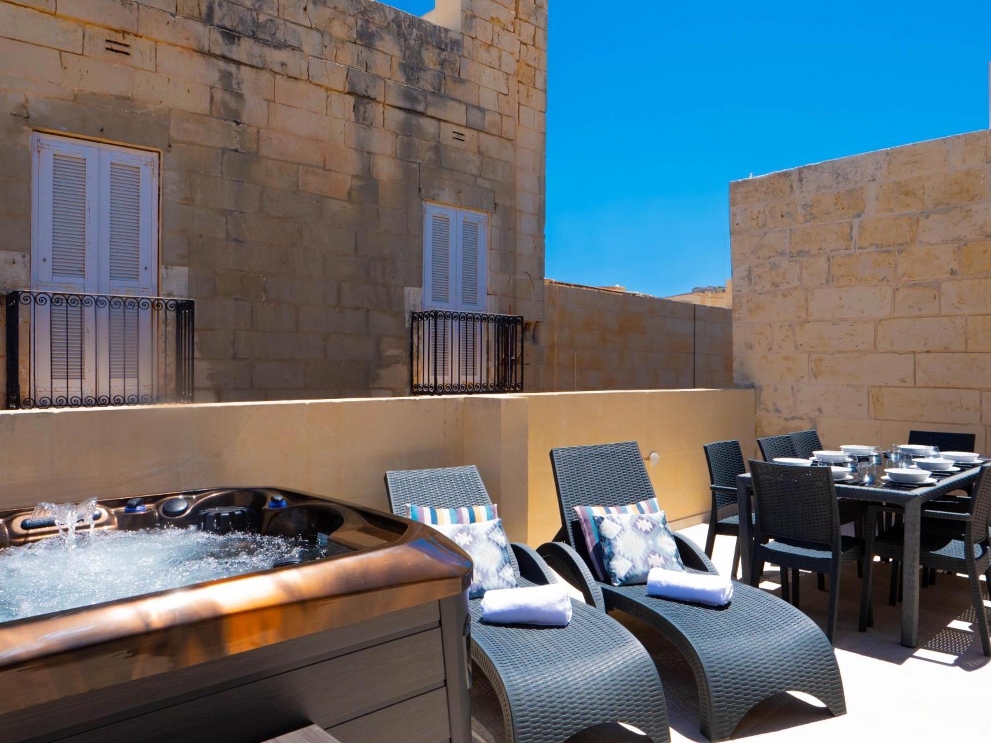 Exquisite 3-Bedroom Duplex Penthouse With Jacuzzi In Valletta Centre Bagian luar foto