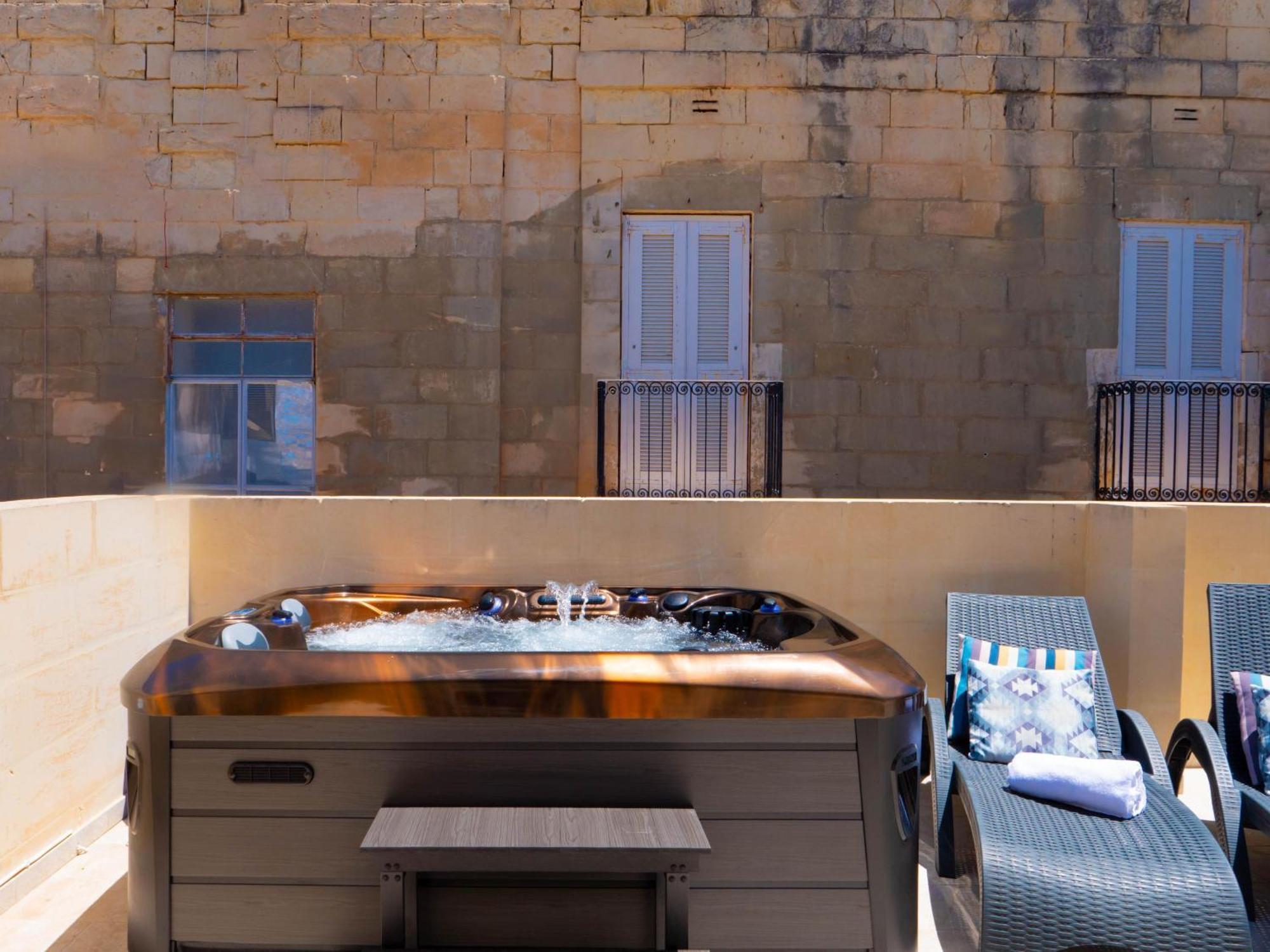 Exquisite 3-Bedroom Duplex Penthouse With Jacuzzi In Valletta Centre Bagian luar foto