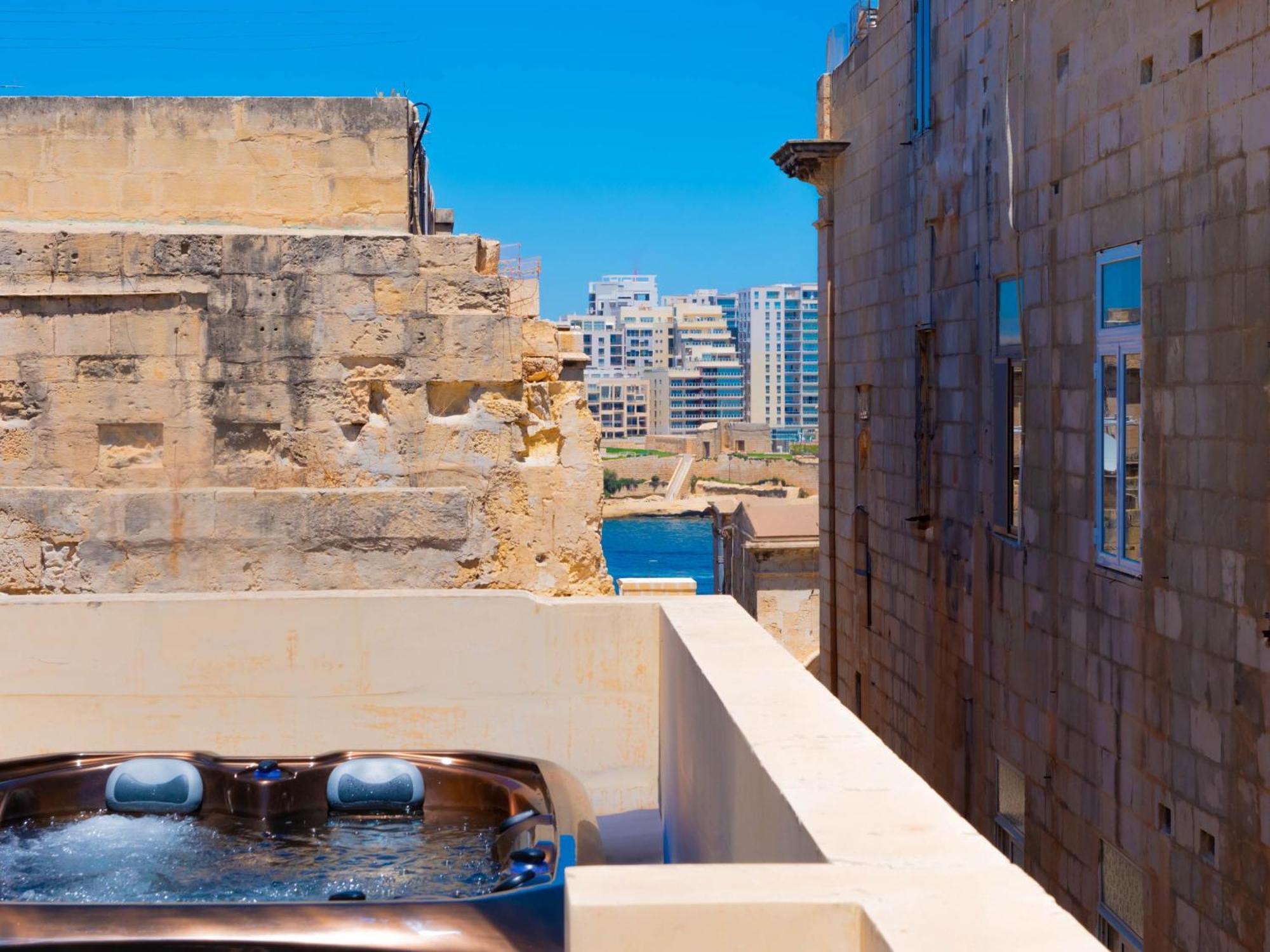 Exquisite 3-Bedroom Duplex Penthouse With Jacuzzi In Valletta Centre Bagian luar foto